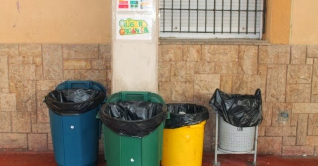 EL PASILLO DE PRIMARIA: Contenedores nuevos para los patios